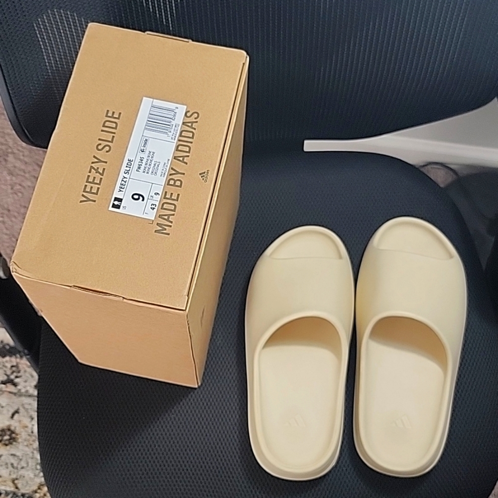 Yeezy Slides Bone